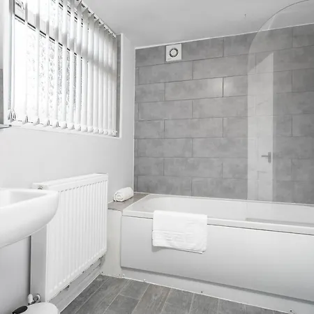 Holiday home Three Bedroom House - Garden - Parking - Wifi - Netflix - Rated - 11t *