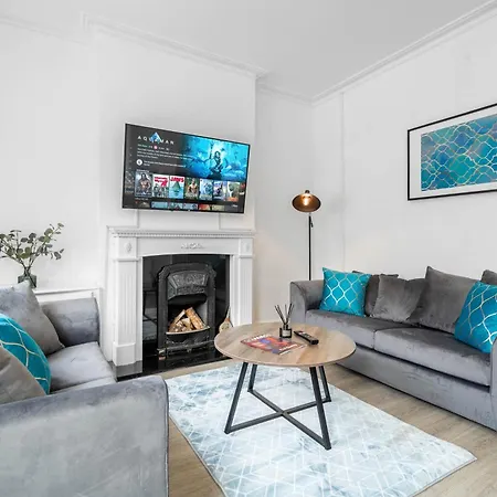 Three Bedroom House - Garden - Parking - Wifi - Netflix - Rated - 11t Holiday home
