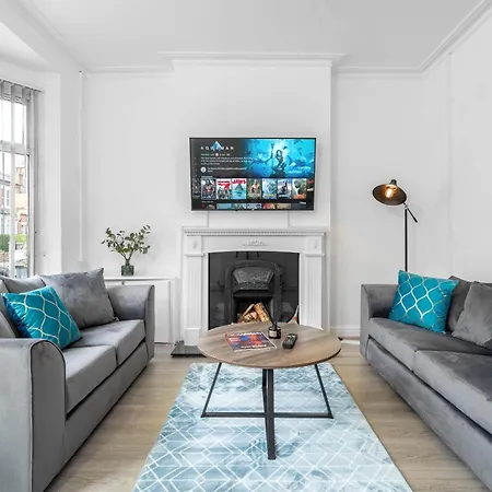 Three Bedroom House - Garden - Parking - Wifi - Netflix - Rated - 11t *